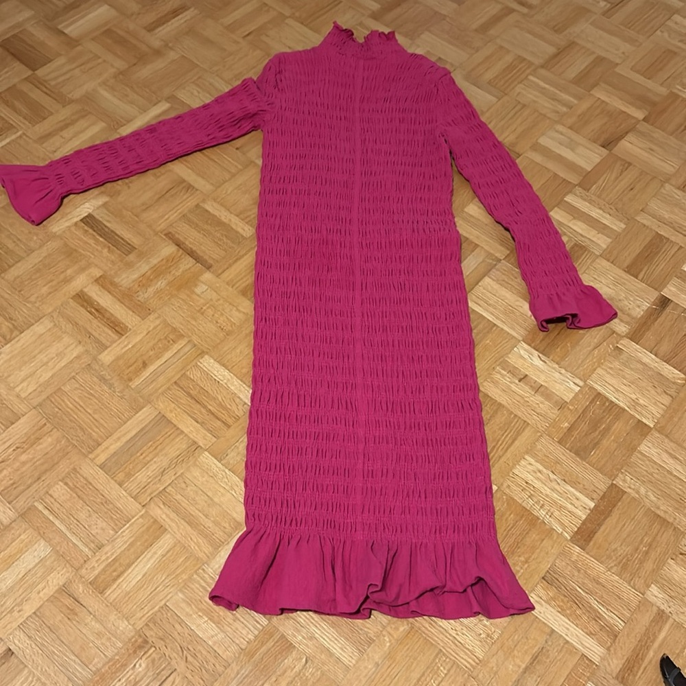 Never fully dressed. - Picture 4 of 12